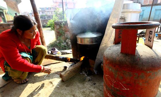 امرأة تطبخ باستخدام الحطب في كاتماندو، نيبال.